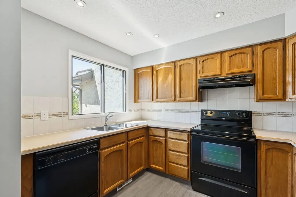 22 Glamis Gardens SW Calgary AB T3E6S4