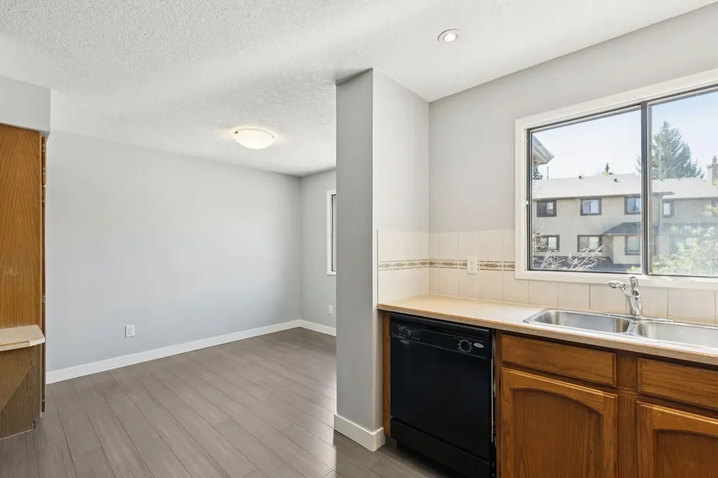 22 Glamis Gardens SW Calgary AB T3E6S4