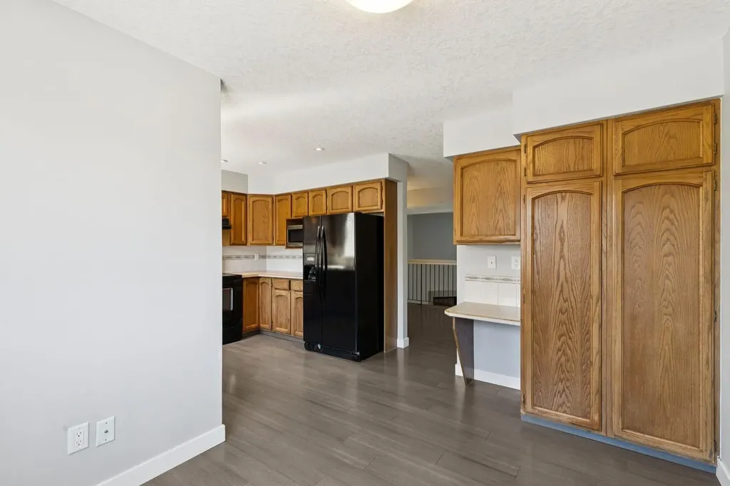 22 Glamis Gardens SW Calgary AB T3E6S4
