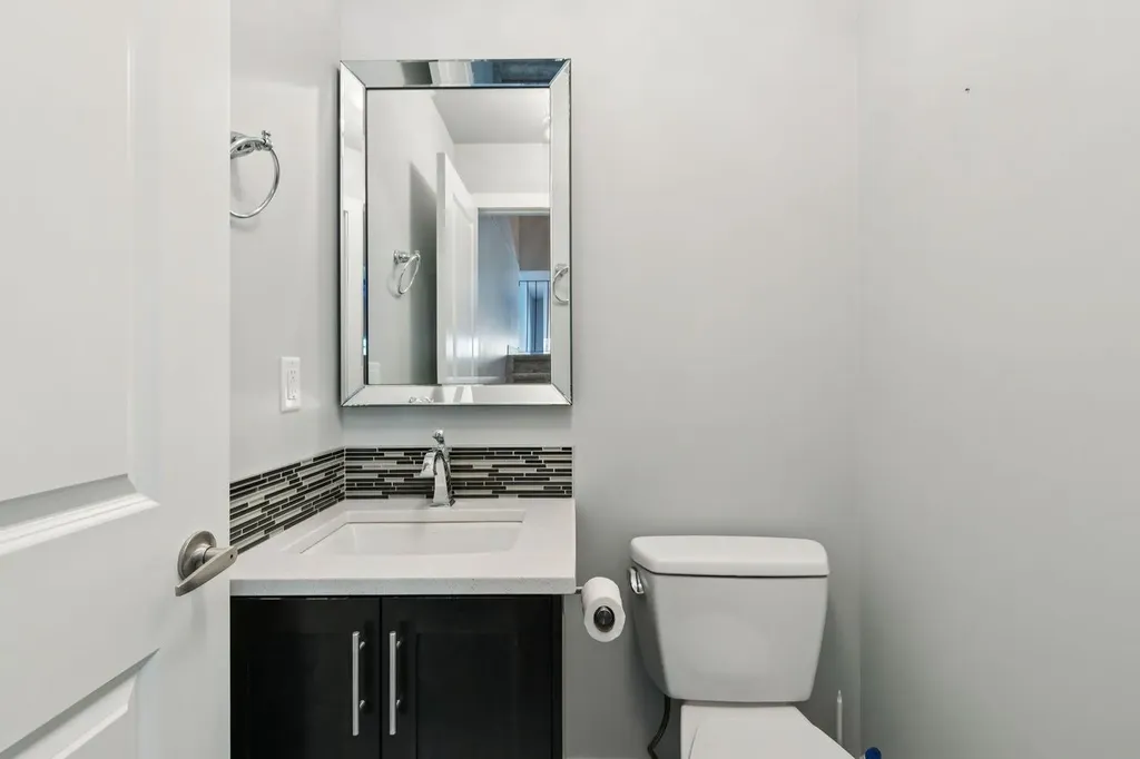22 Glamis Gardens SW Calgary AB T3E6S4