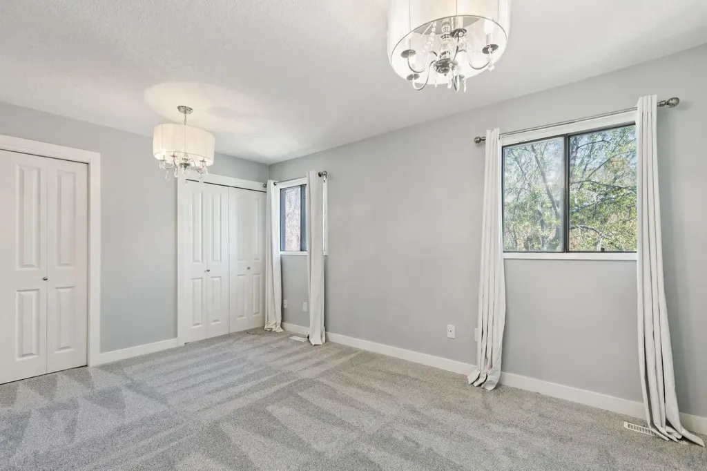 22 Glamis Gardens SW Calgary AB T3E6S4