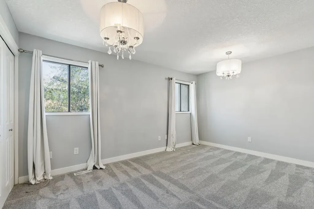 22 Glamis Gardens SW Calgary AB T3E6S4
