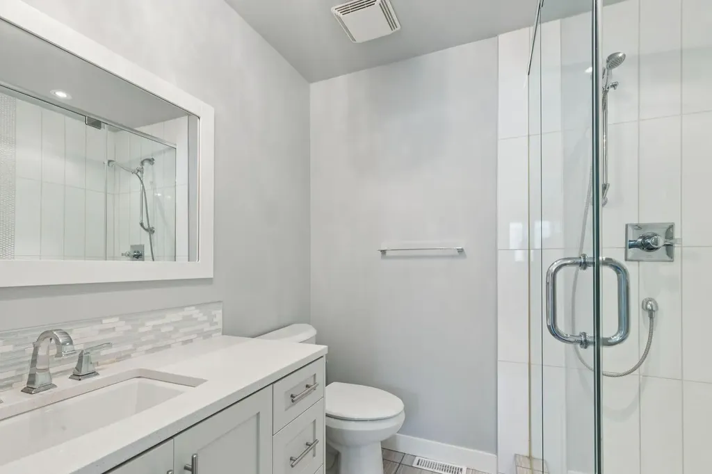 22 Glamis Gardens SW Calgary AB T3E6S4