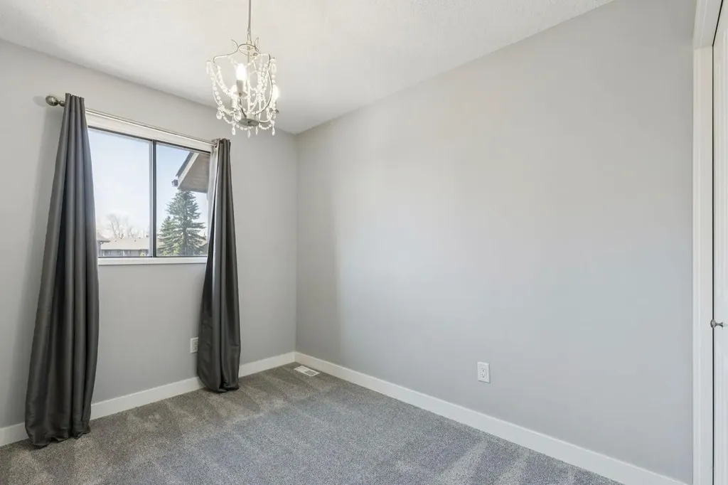 22 Glamis Gardens SW Calgary AB T3E6S4