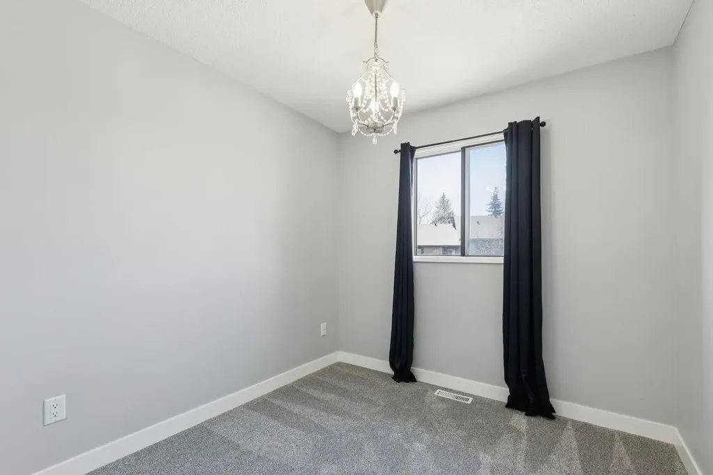 22 Glamis Gardens SW Calgary AB T3E6S4