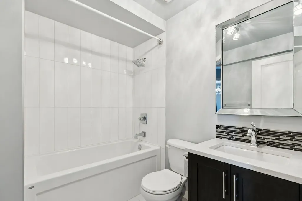 22 Glamis Gardens SW Calgary AB T3E6S4