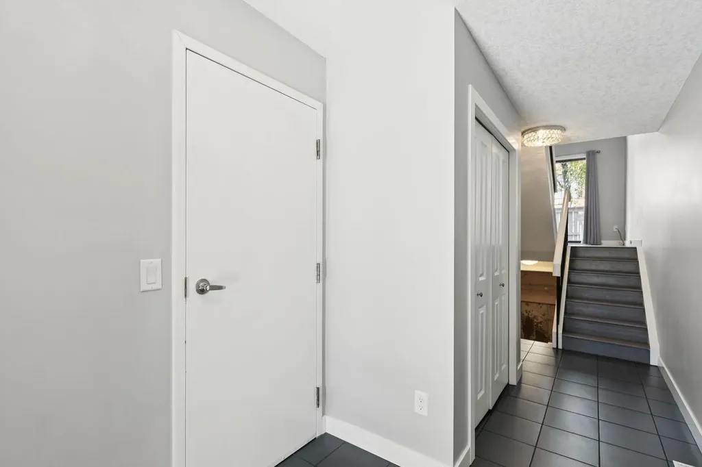 22 Glamis Gardens SW Calgary AB T3E6S4