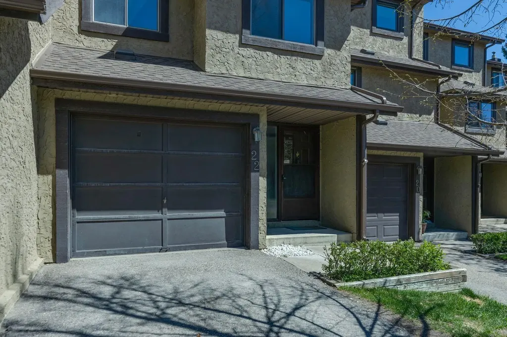 22 Glamis Gardens SW Calgary AB T3E6S4