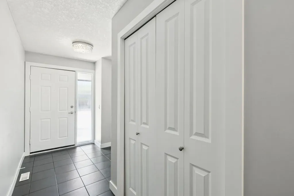 22 Glamis Gardens SW Calgary AB T3E6S4