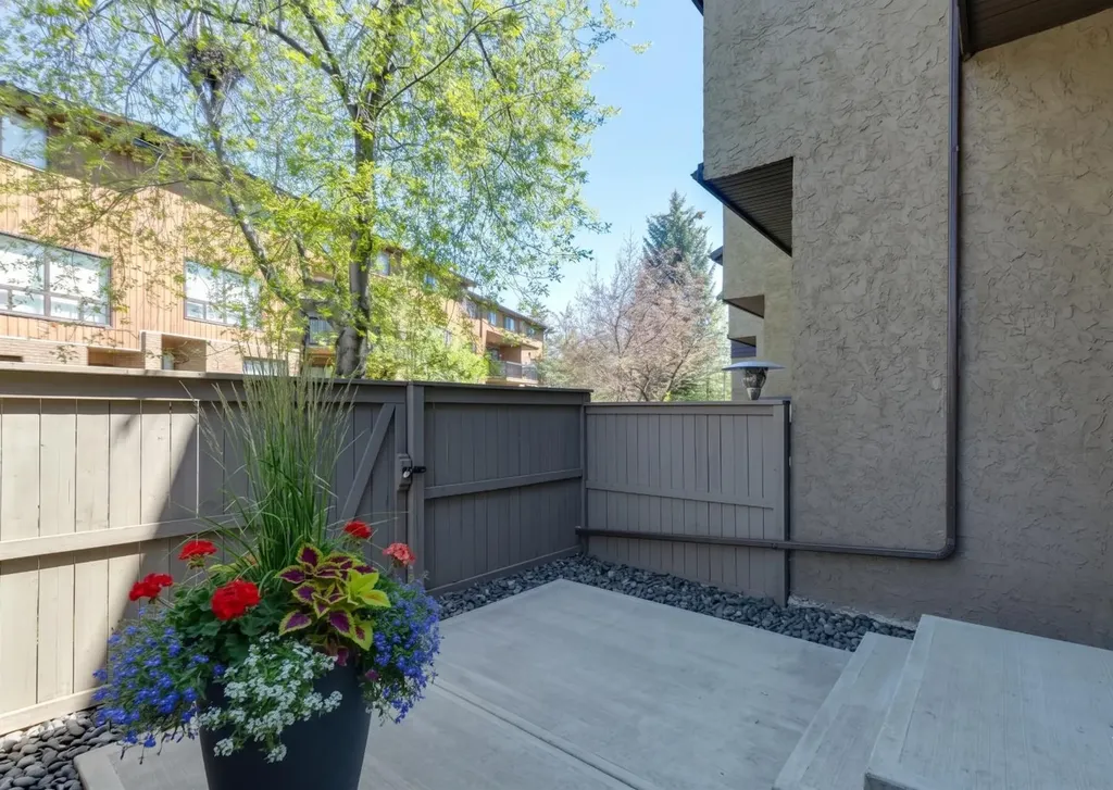 22 Glamis Gardens SW Calgary AB T3E6S4