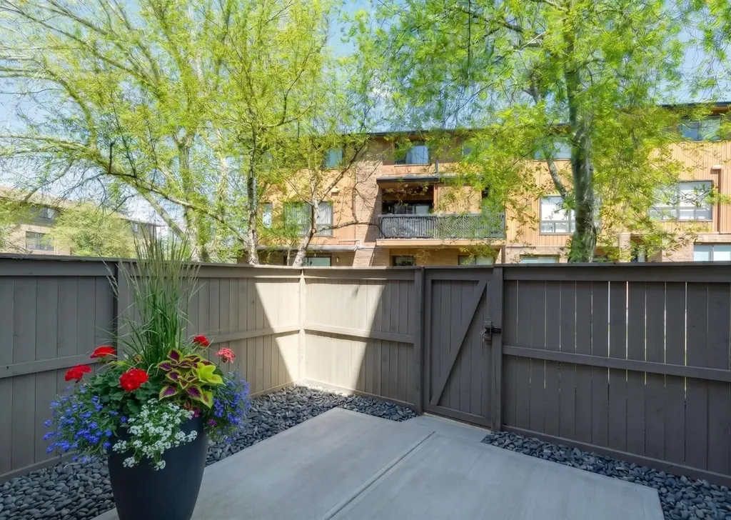 22 Glamis Gardens SW Calgary AB T3E6S4
