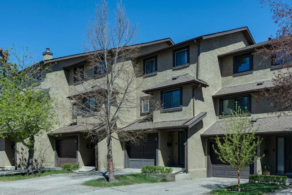 22 Glamis Gardens SW Calgary AB T3E6S4