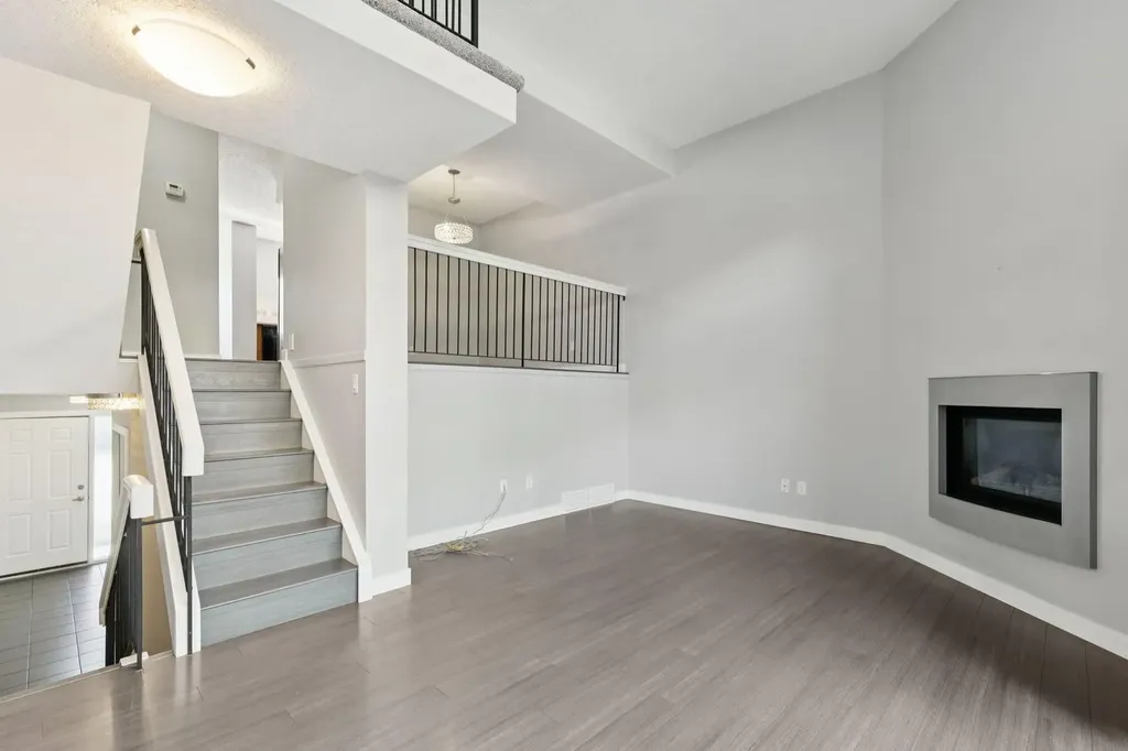 22 Glamis Gardens SW Calgary AB T3E6S4