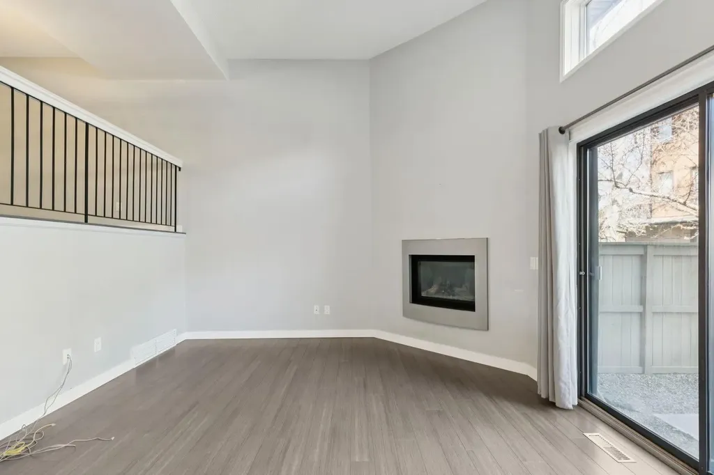 22 Glamis Gardens SW Calgary AB T3E6S4