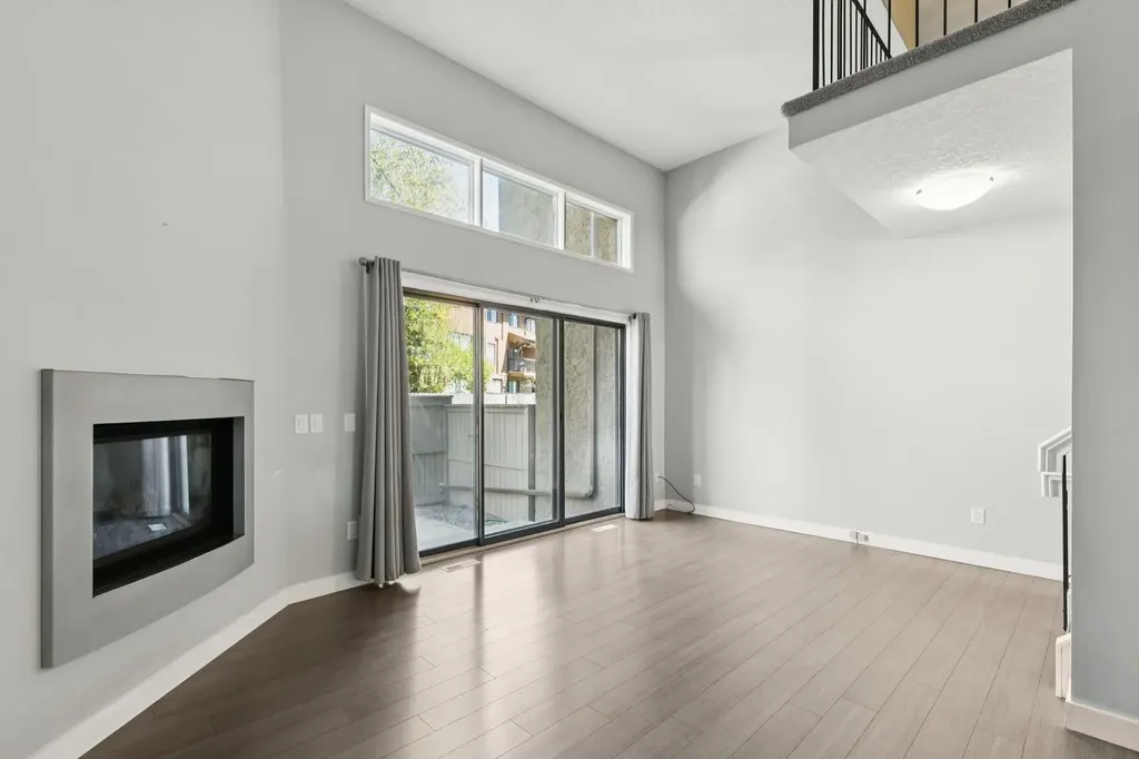 22 Glamis Gardens SW Calgary AB T3E6S4