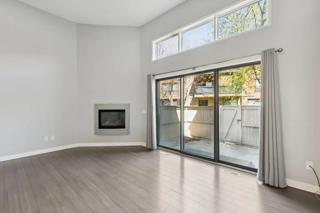 22 Glamis Gardens SW Calgary AB T3E6S4