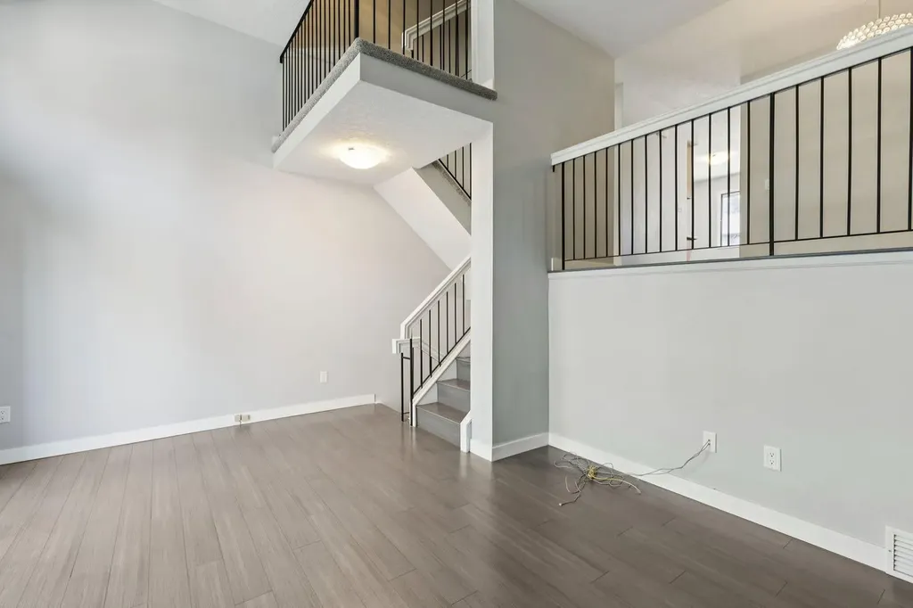 22 Glamis Gardens SW Calgary AB T3E6S4
