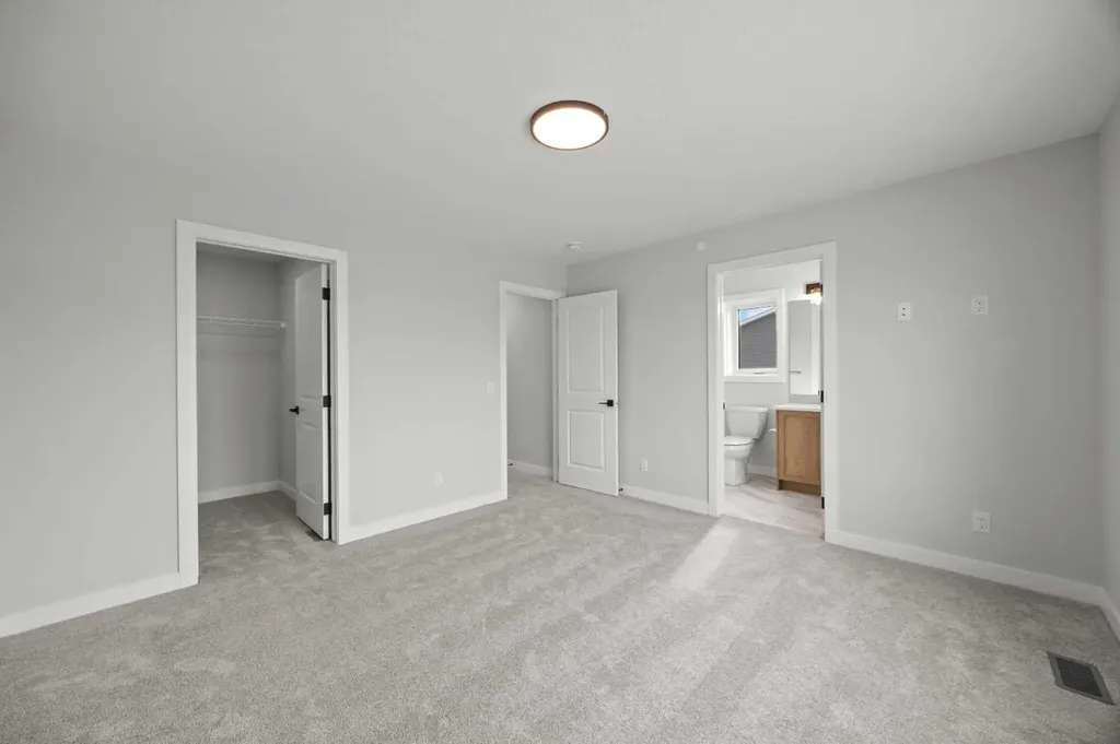 21 Hotchkiss Gardens SE Calgary AB T3S 0T7