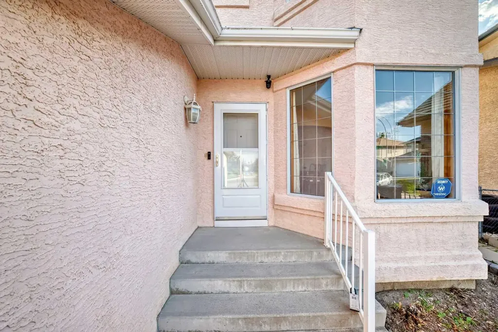 75 Hampstead Way NW Calgary AB T3A 6E5