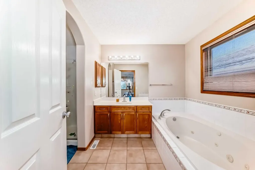 75 Hampstead Way NW Calgary AB T3A 6E5