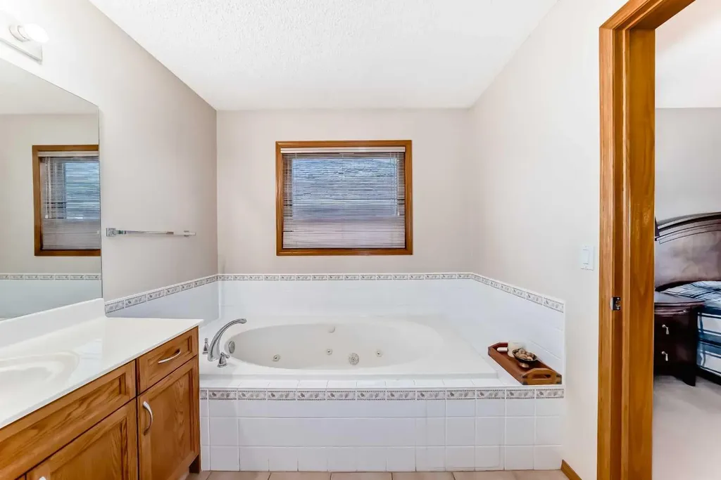 75 Hampstead Way NW Calgary AB T3A 6E5