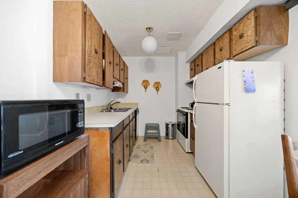 4940 39 Avenue SW Calgary AB T3E 6M7