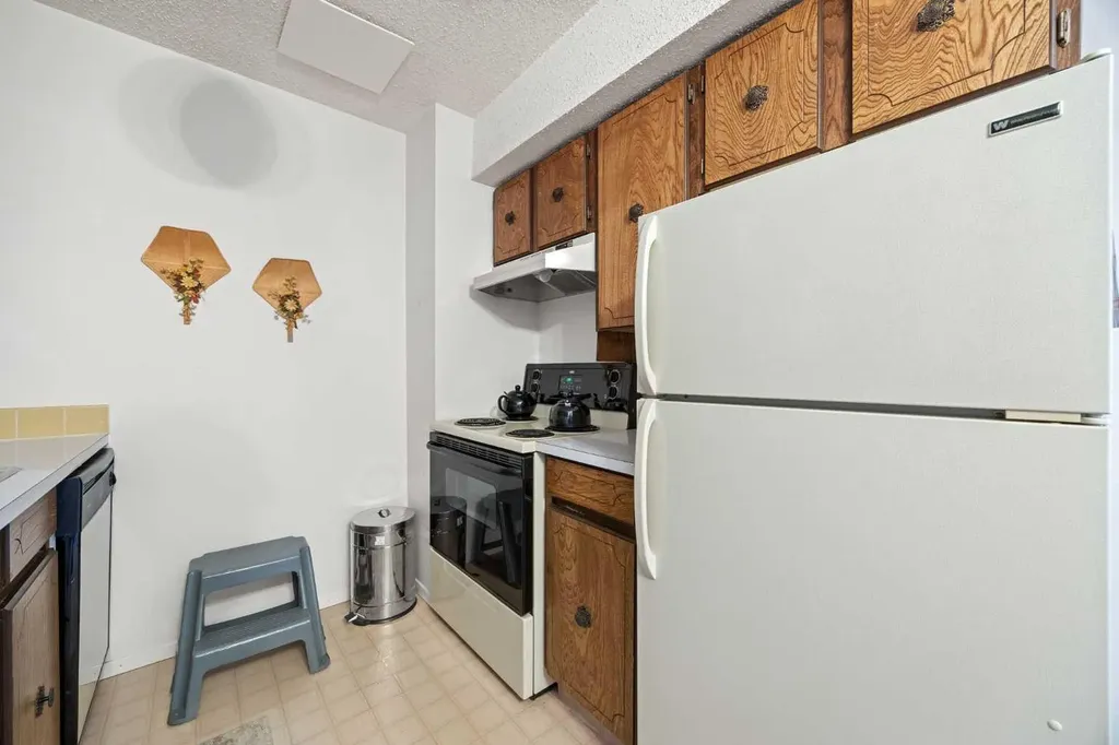 4940 39 Avenue SW Calgary AB T3E 6M7