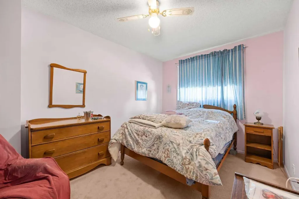 4940 39 Avenue SW Calgary AB T3E 6M7