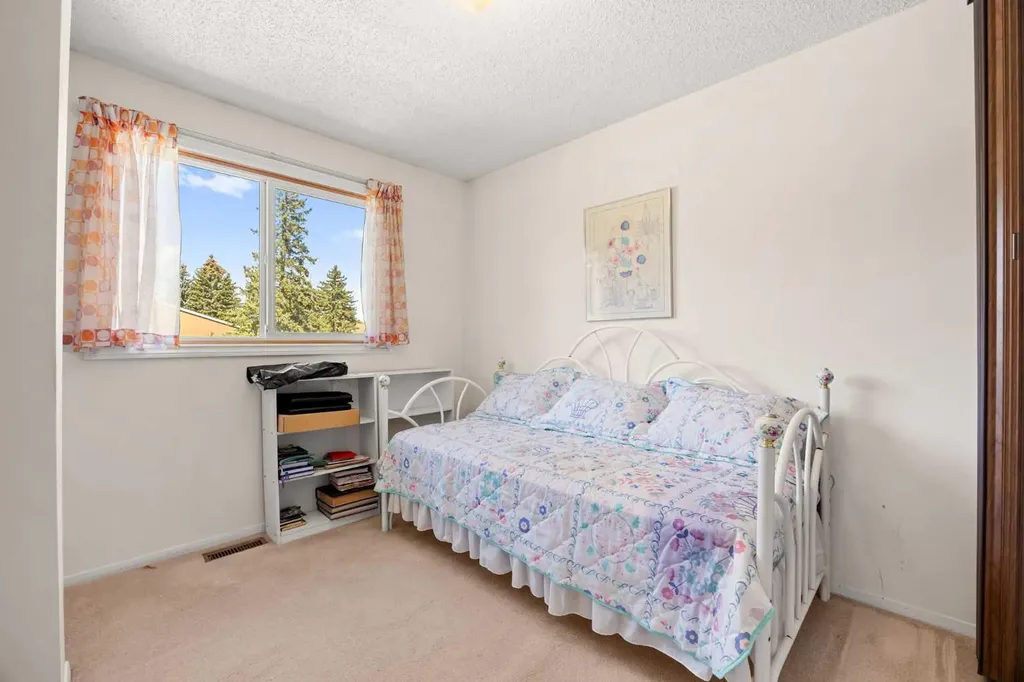 4940 39 Avenue SW Calgary AB T3E 6M7