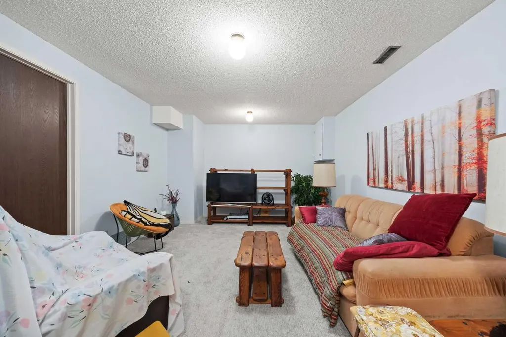 4940 39 Avenue SW Calgary AB T3E 6M7
