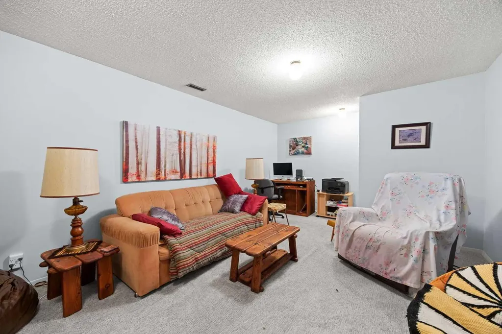 4940 39 Avenue SW Calgary AB T3E 6M7