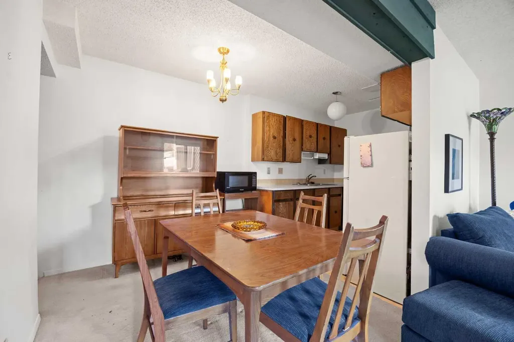 4940 39 Avenue SW Calgary AB T3E 6M7