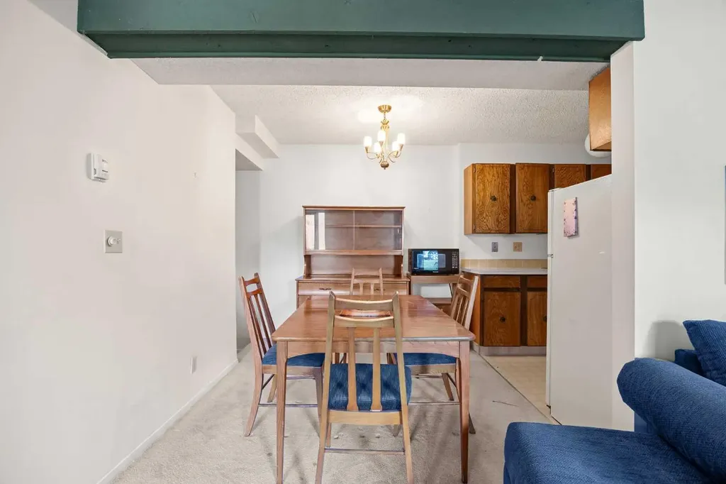 4940 39 Avenue SW Calgary AB T3E 6M7