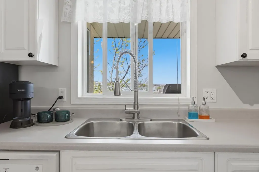 20 Harvest Rose Park NE Calgary AB T3K 4Z1