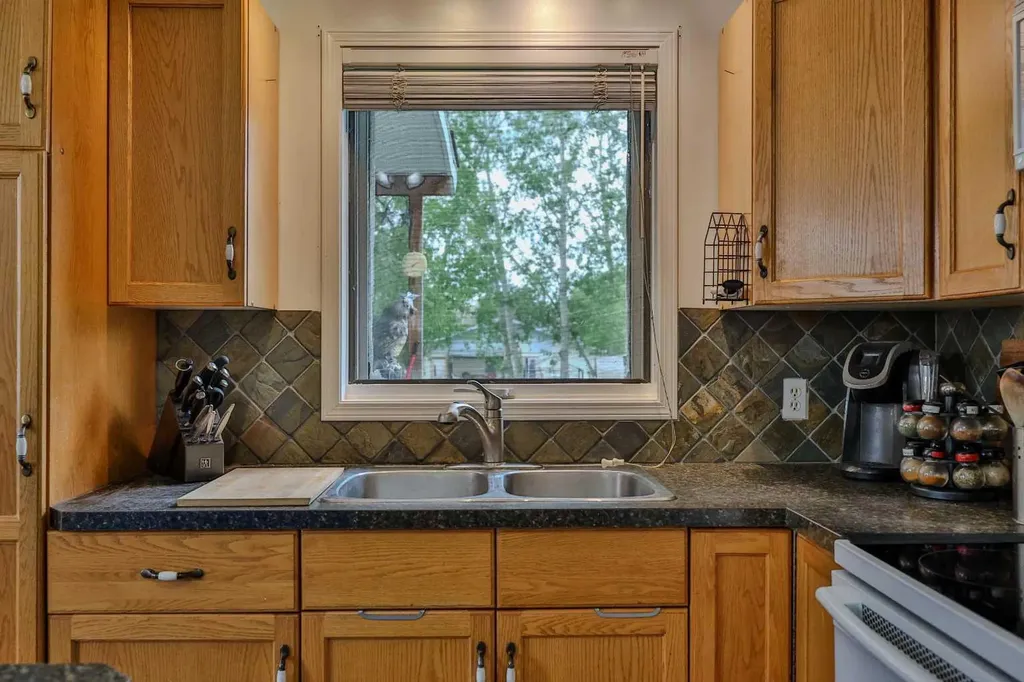 124 N 2 Street E Magrath AB T0K 1J0