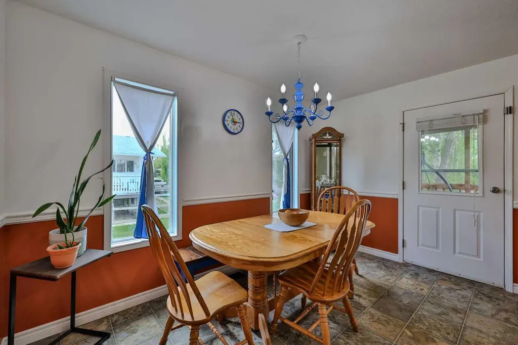 124 N 2 Street E Magrath AB T0K 1J0