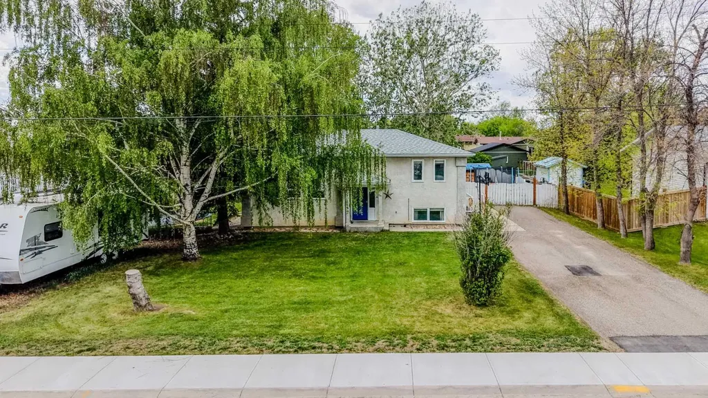 124 N 2 Street E Magrath AB T0K 1J0