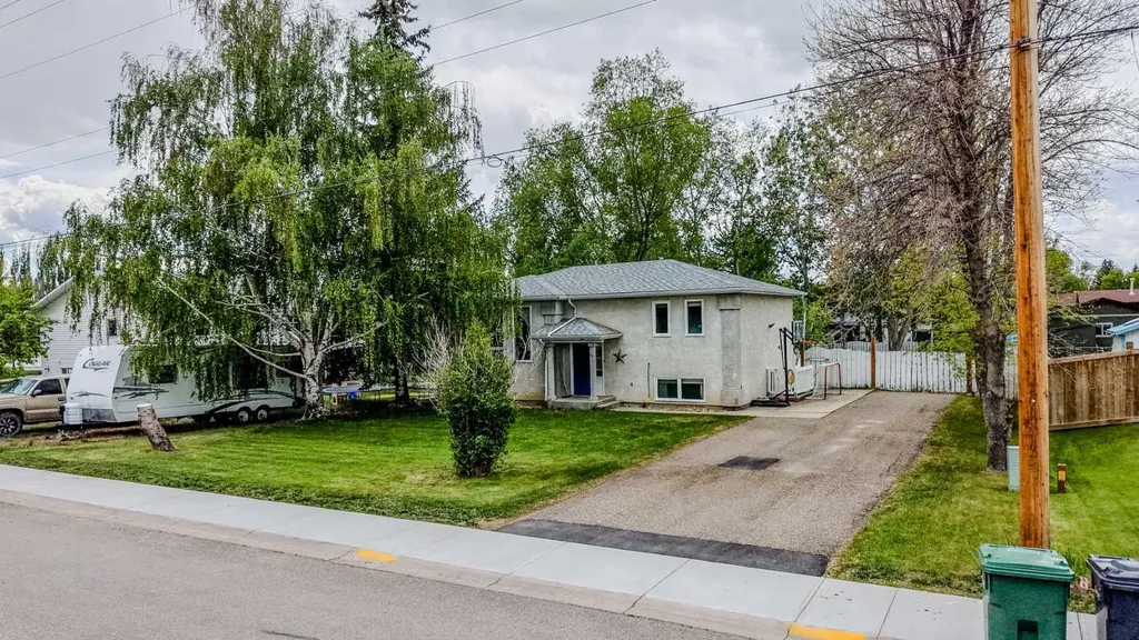 124 N 2 Street E Magrath AB T0K 1J0