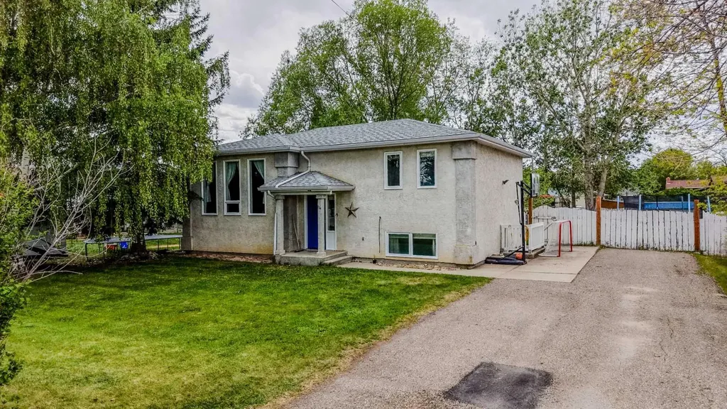 124 N 2 Street E Magrath AB T0K 1J0