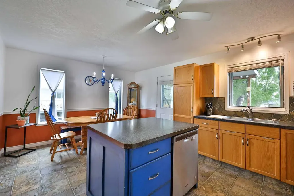 124 N 2 Street E Magrath AB T0K 1J0