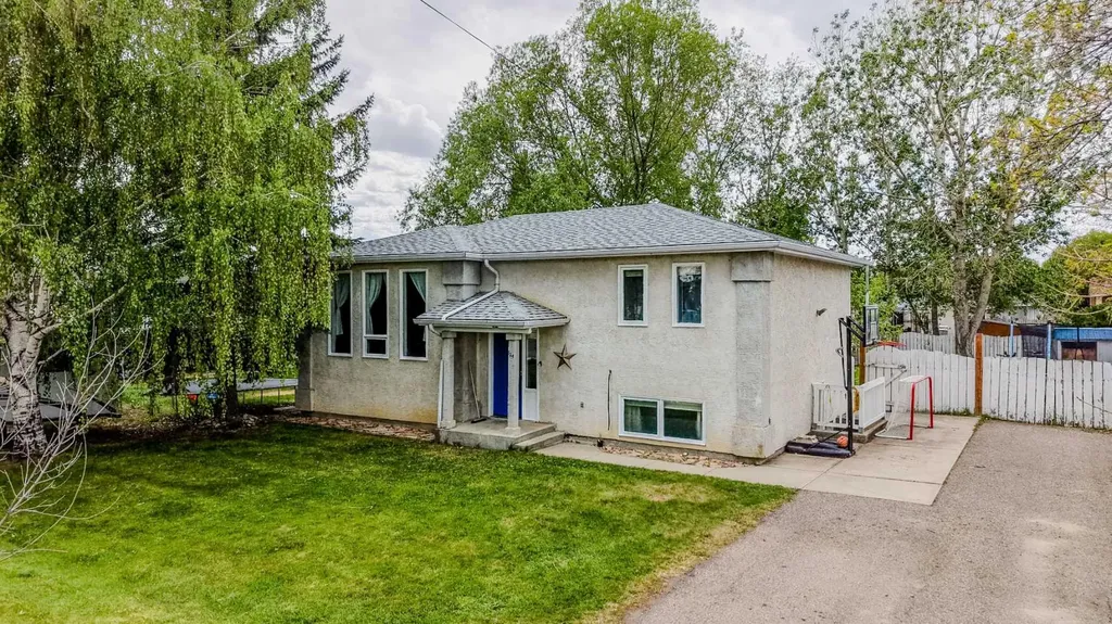124 N 2 Street E Magrath AB T0K 1J0