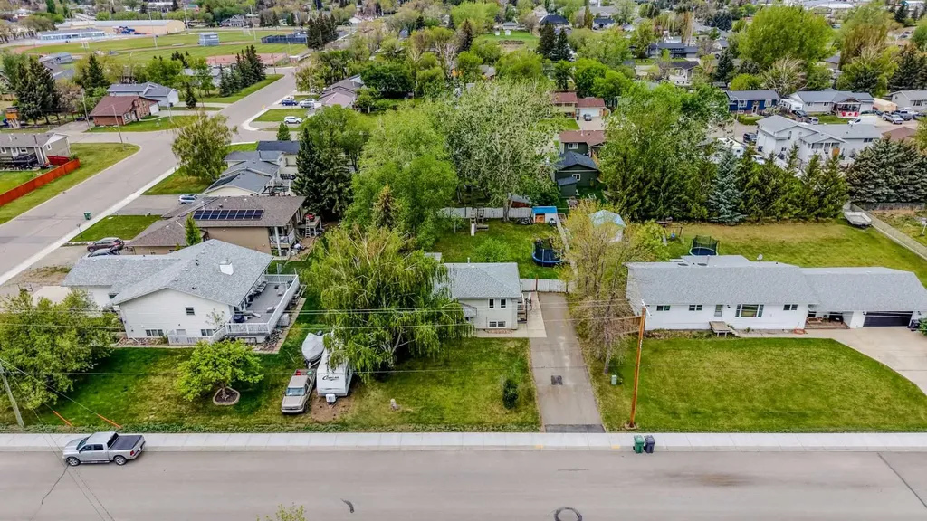 124 N 2 Street E Magrath AB T0K 1J0