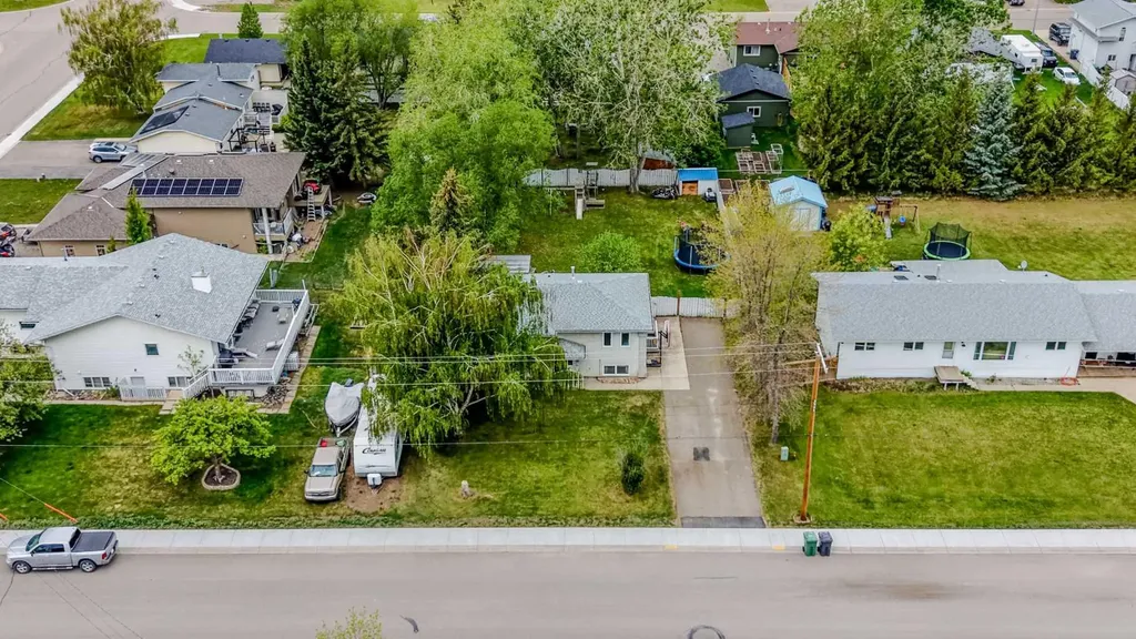 124 N 2 Street E Magrath AB T0K 1J0