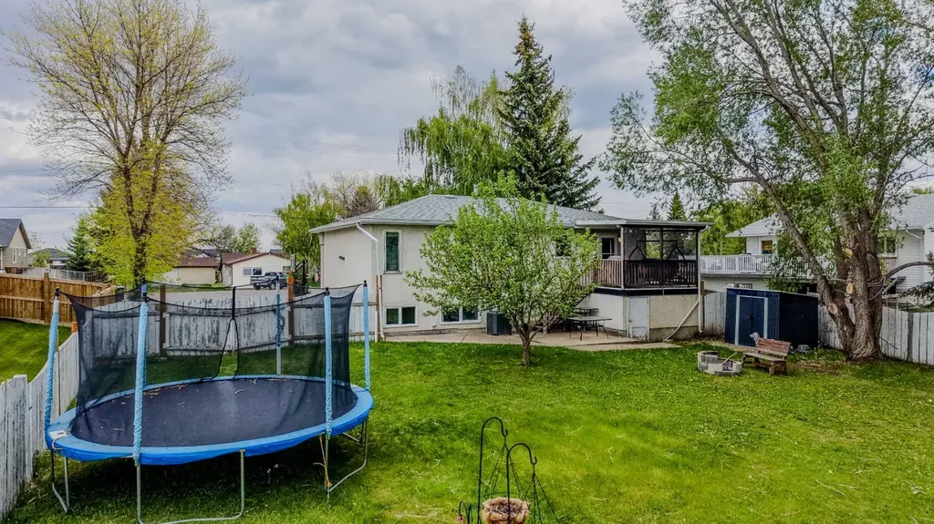 124 N 2 Street E Magrath AB T0K 1J0