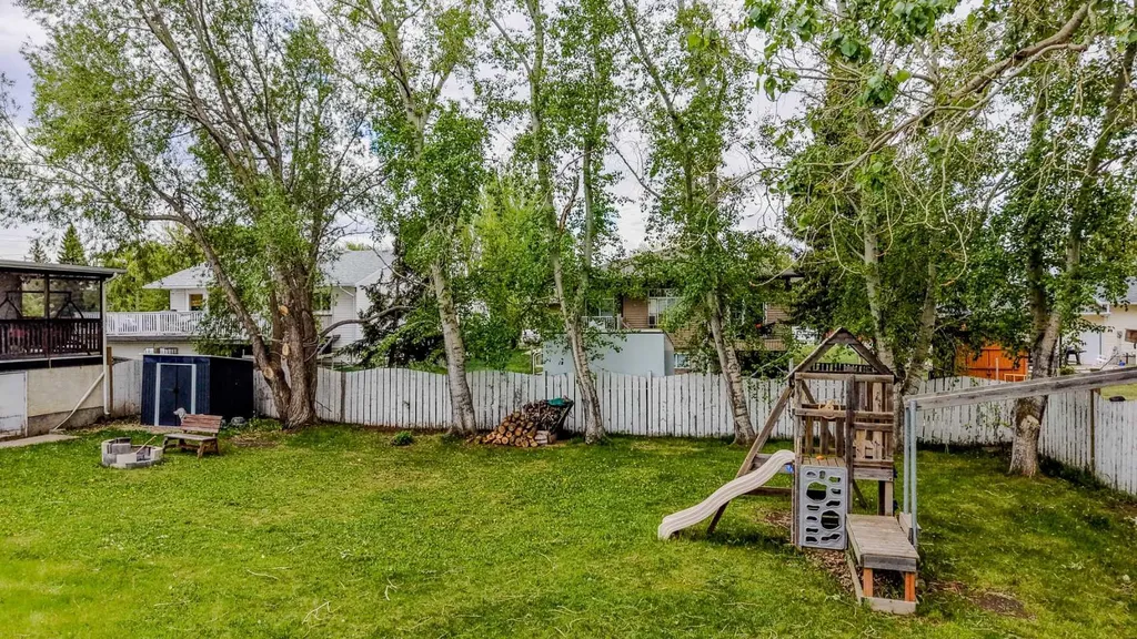 124 N 2 Street E Magrath AB T0K 1J0