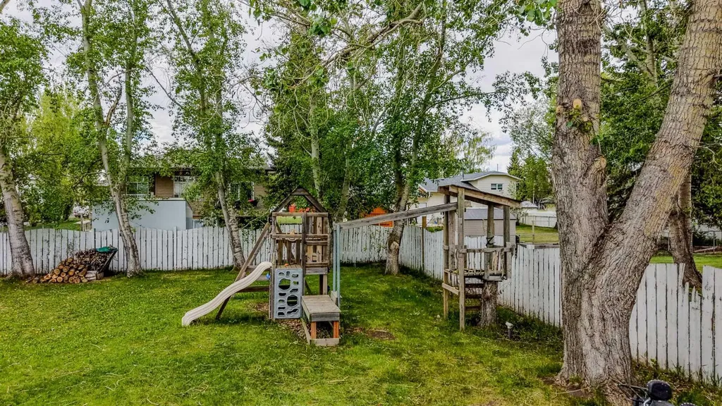 124 N 2 Street E Magrath AB T0K 1J0