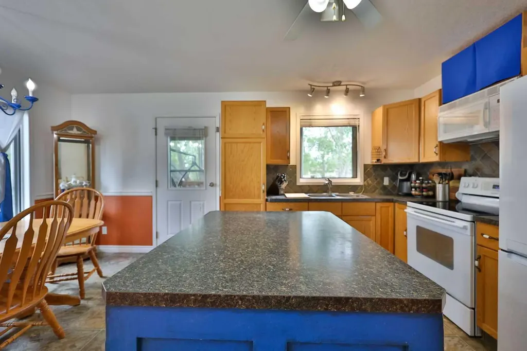 124 N 2 Street E Magrath AB T0K 1J0