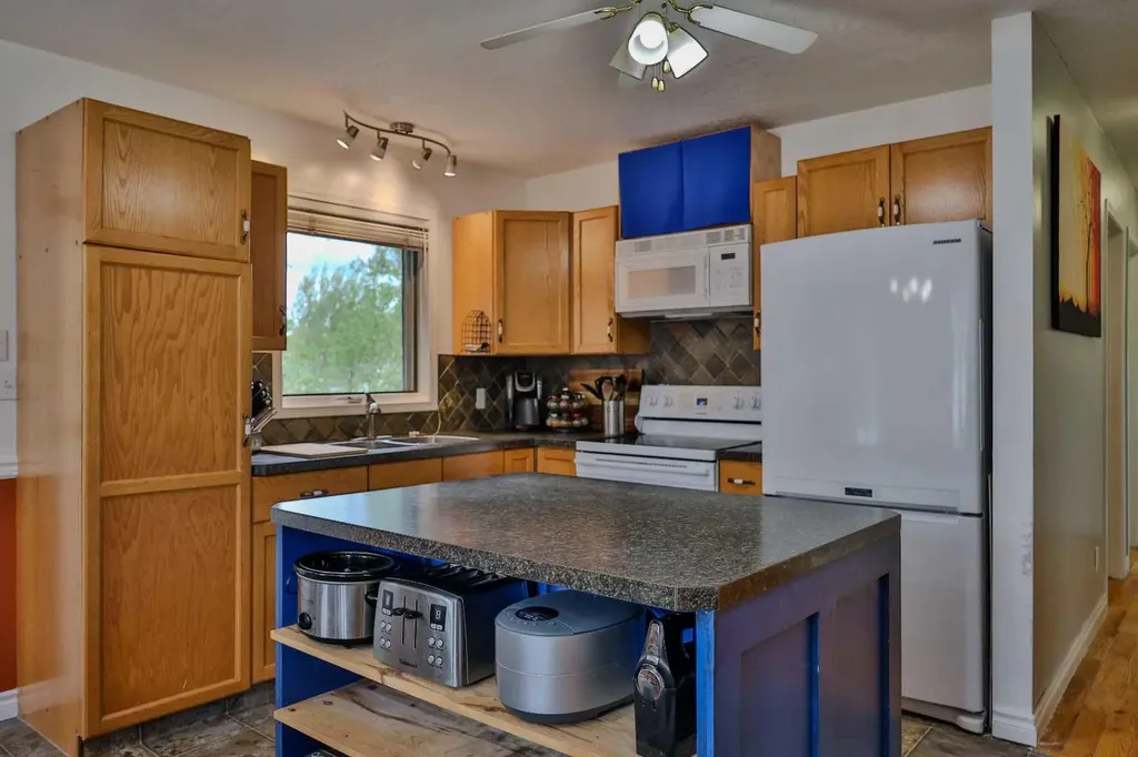 124 N 2 Street E Magrath AB T0K 1J0