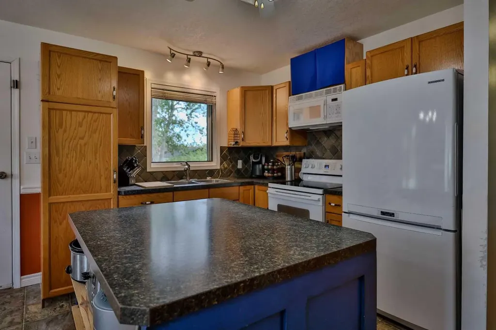 124 N 2 Street E Magrath AB T0K 1J0