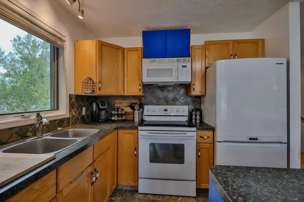 124 N 2 Street E Magrath AB T0K 1J0